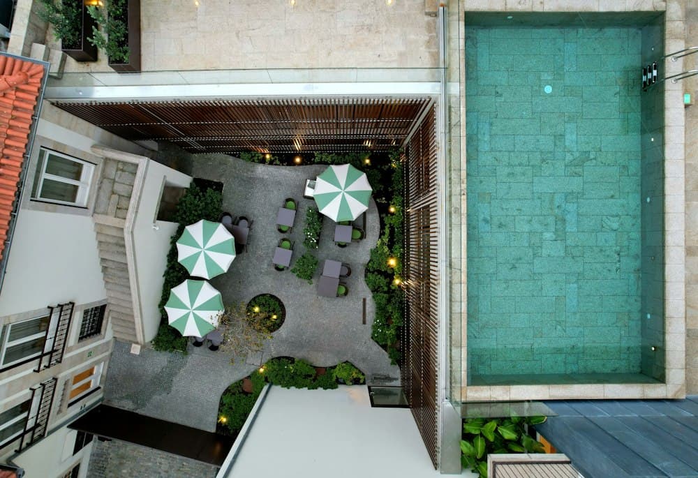 Rooftop Courtyard Pool